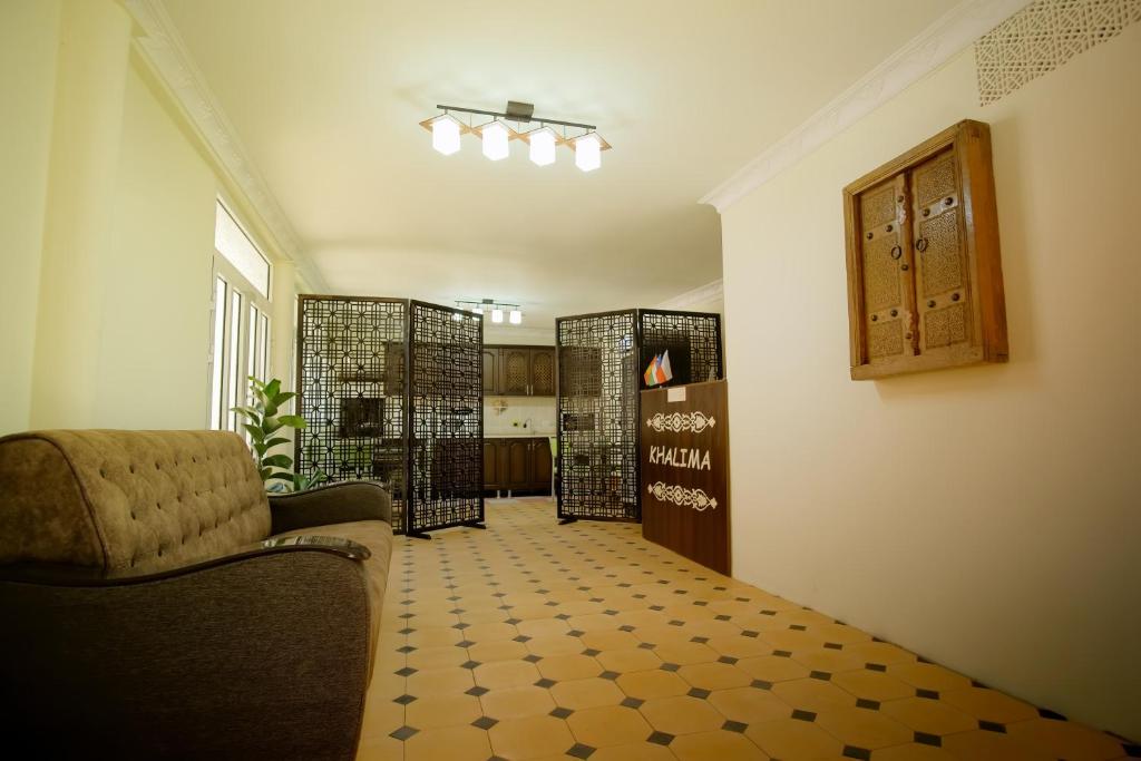布哈拉Khalima的客厅配有沙发和椅子