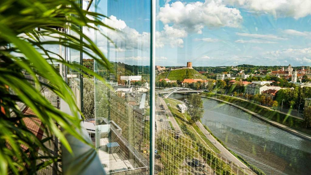 维尔纽斯Vilnius city best view apartments的从大楼内可以欣赏到河流和城市的景致