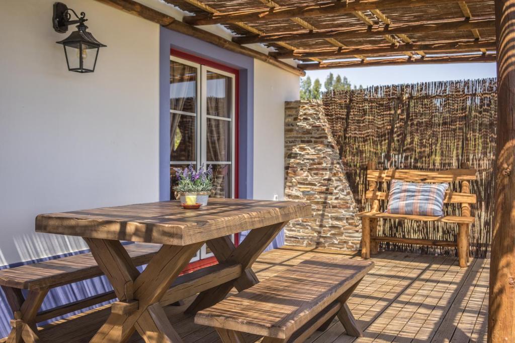 圣特奥托纽Monte da Boavista的配有木桌和长凳的带窗户的庭院