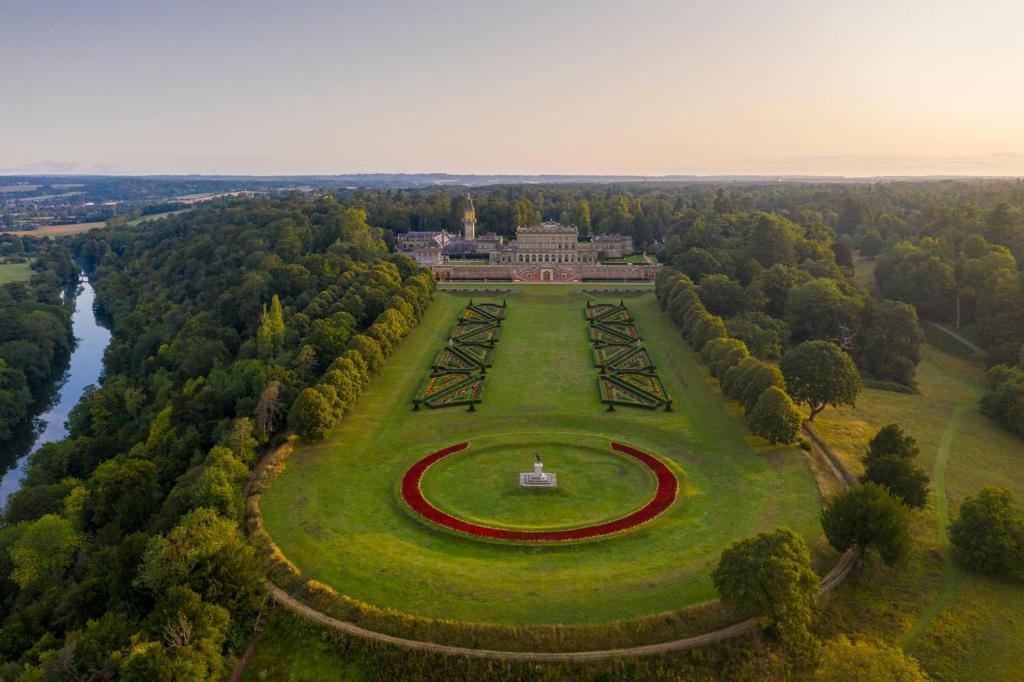 塔普洛Cliveden House - an Iconic Luxury Hotel的公园的空中景观,中央有一座建筑