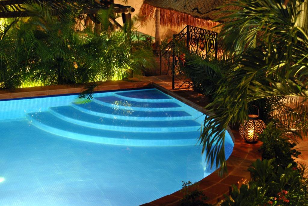 普拉亚卡门La Pasion Colonial Hotel Boutique By Bunik的花园中的一个大型蓝色游泳池