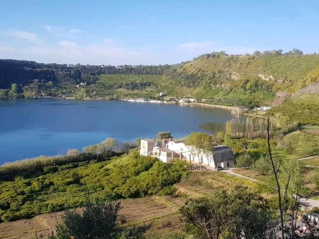 波佐利Masseria Sardo的湖畔小山上的房屋