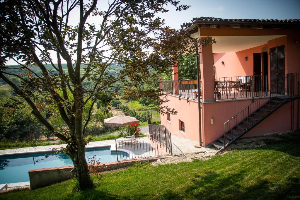 拉莫拉Villa con piscina e intera struttura a uso esclusivo casa del moré的一座带游泳池和房子的别墅
