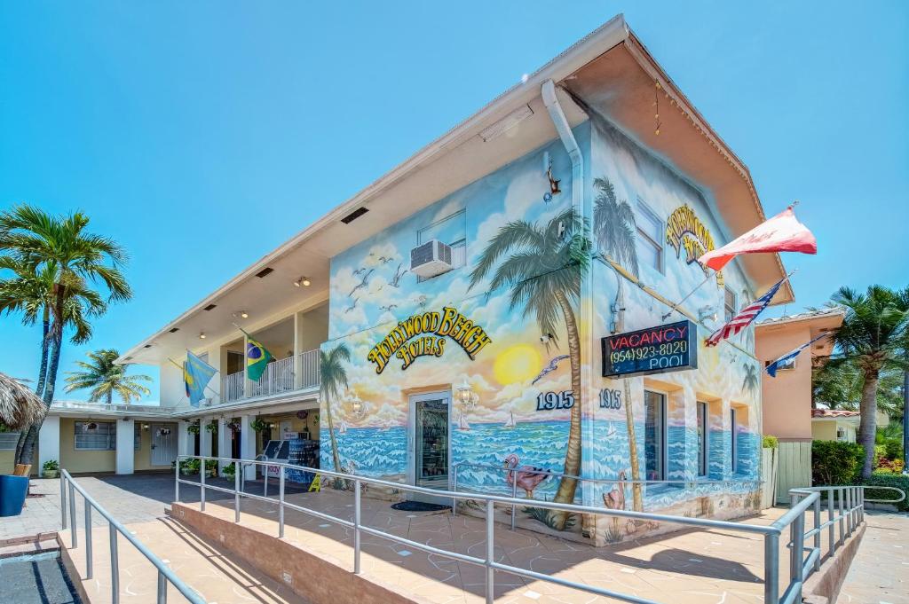 好莱坞好莱坞海滩酒店的一面有壁画的建筑