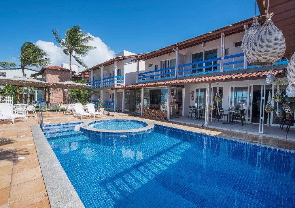 马拉戈日铺萨达奥赫笛阿瓜酒店的房屋前的游泳池