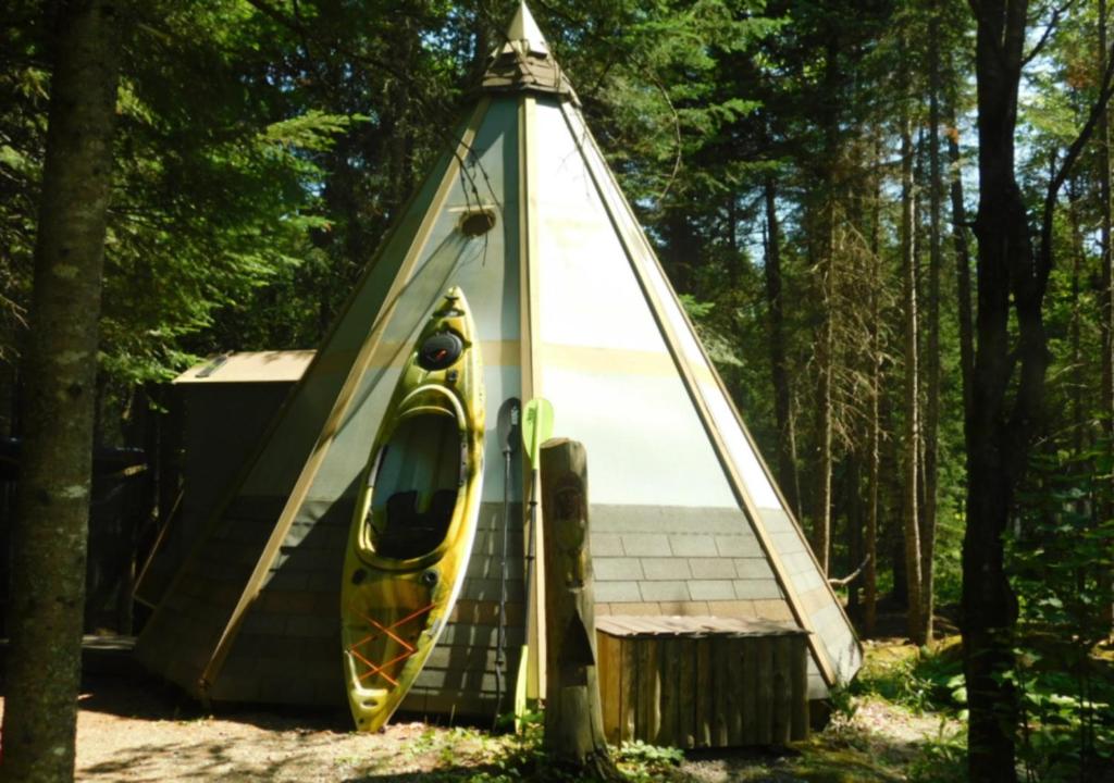 Saint Romain奥迪皮斯德拉里维耶尔索维奇豪华帐篷的里面放着皮艇的房子