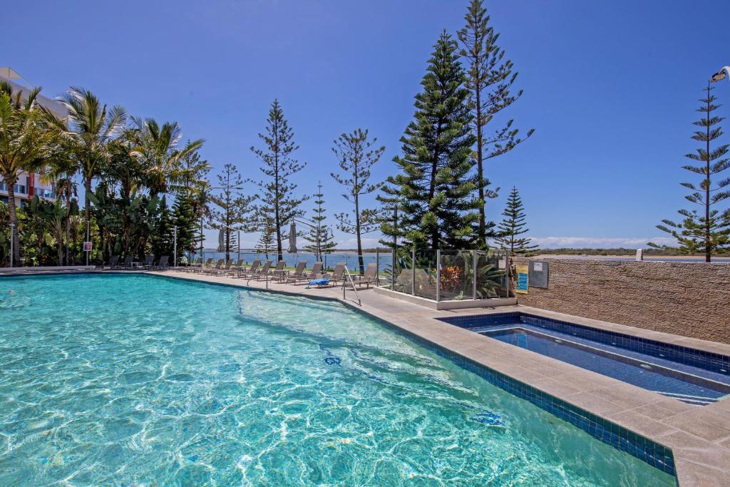 黄金海岸布罗德沃特银色海岸公寓酒店的度假村内的一个蓝色海水游泳池