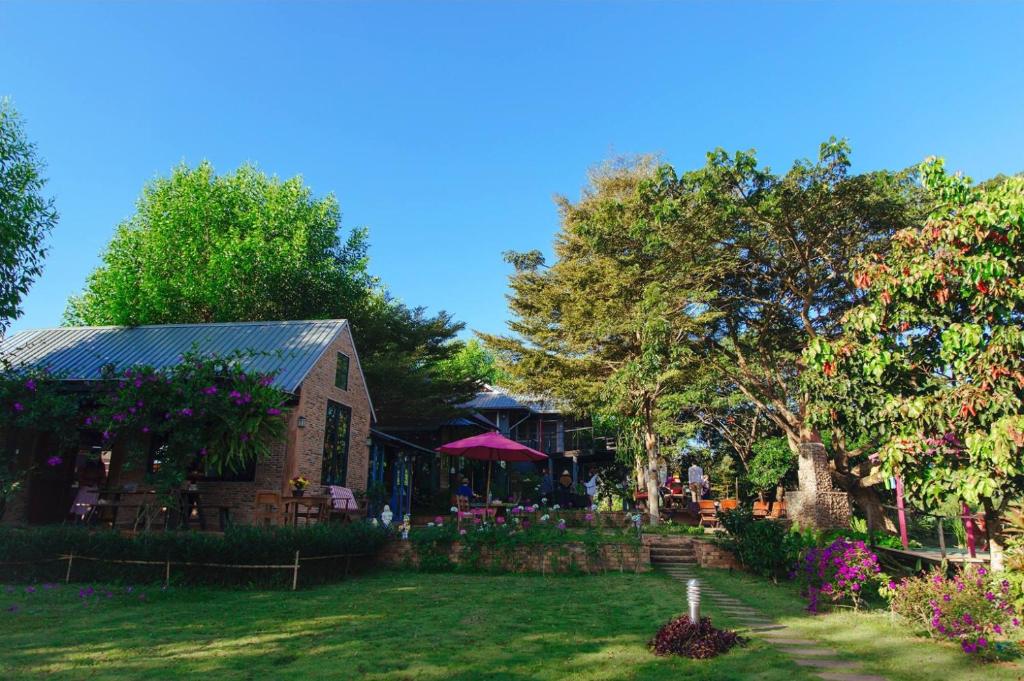 范县哥亚之家旅馆的一座带鲜花和树木的院子的房子
