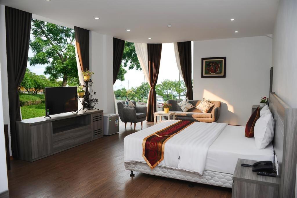 北宁巴克宁苏酒店的一间卧室设有一张床、一台电视和一个窗口。