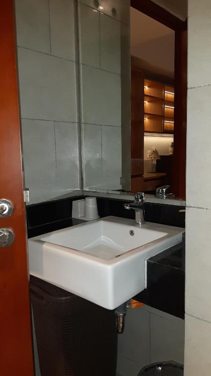 当格浪Studio Suite Roseville @ BSD City, Great Location的浴室设有白色水槽和镜子