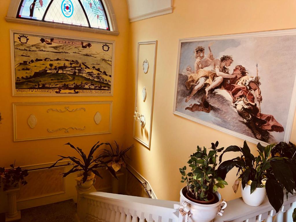 乌真托oZAN Domus的墙上挂有绘画和植物的房间