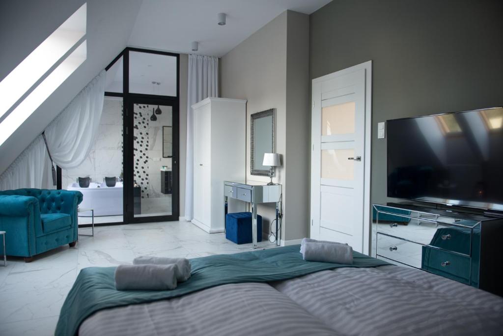 科沙林Apartamenty Prestiż 92的一间卧室配有一张床和一台平面电视