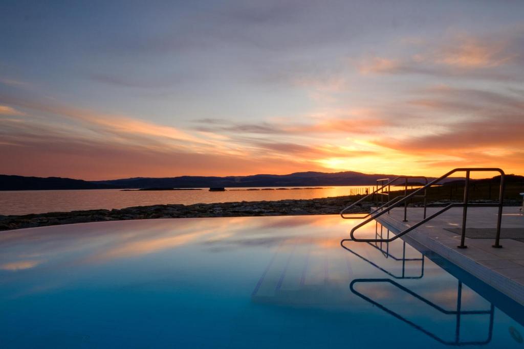 波塔瓦迪苏格兰波达维地湖菲恩公寓的一座享有日落美景的游泳池
