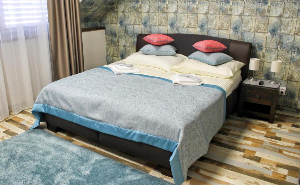 莫德日采Quad room in Apartments 461, room No. 9的一间卧室配有一张带红色和蓝色枕头的床