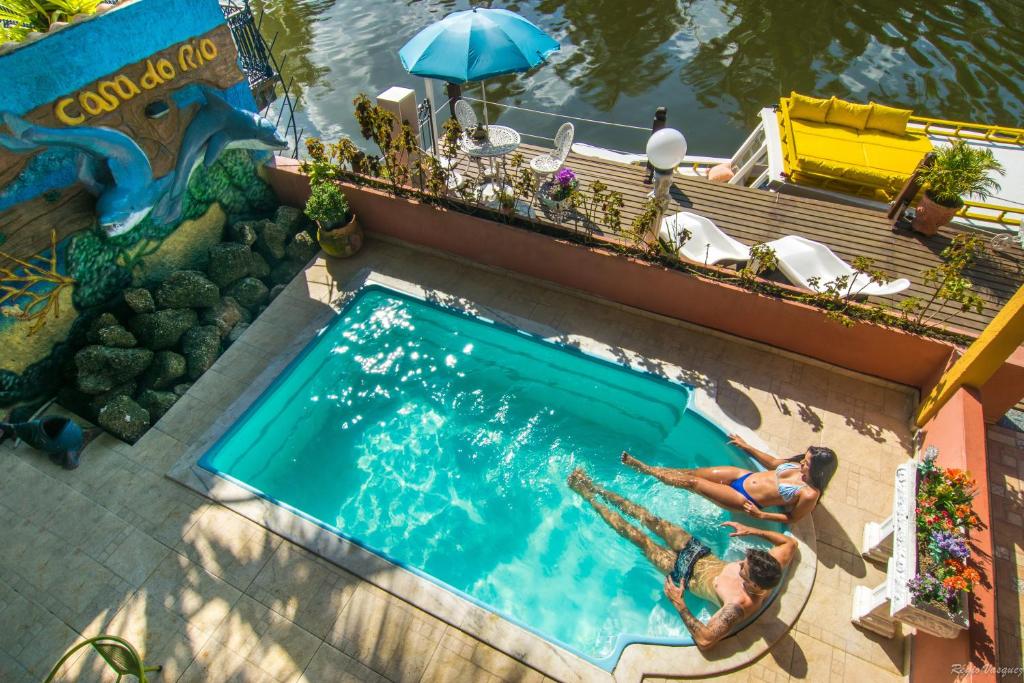 帕拉蒂Pousada Casa do Rio Hostel - 8 min do Centro Hístorico - Passeio de Barco com saída da Pousada -Pago a parte- Perto das Praias e Beira Rio的度假村游泳池的俯视图