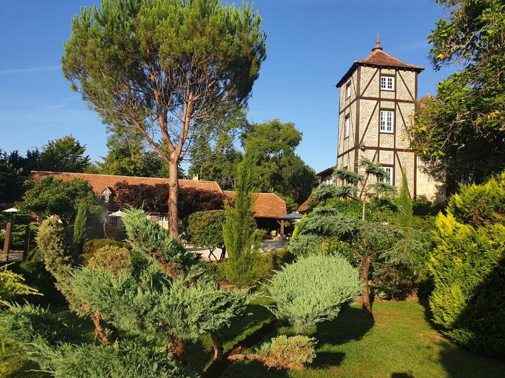 CavagnacMoulin du soustre的花园中一座带塔的古老建筑