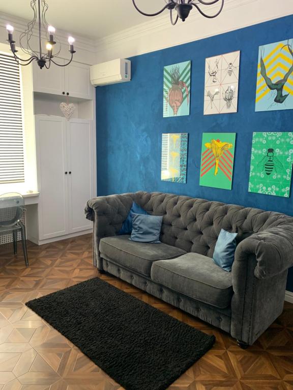 第聂伯罗Квартира Титова 12的带沙发和蓝色墙壁的客厅