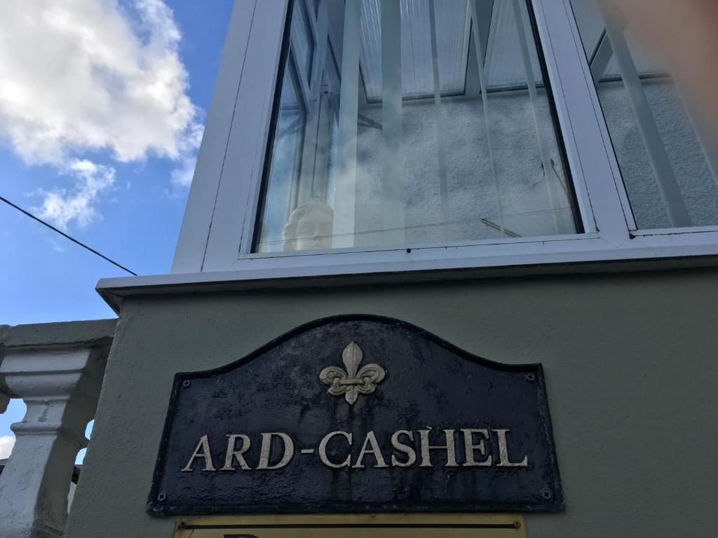 邓格洛Ard Cashel, Barrack Brae的建筑一侧的标志,带有窗户