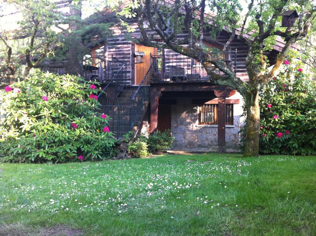 塞尔塞迪利亚Hotel Rural Los Frutales的院子里有树和花的房子