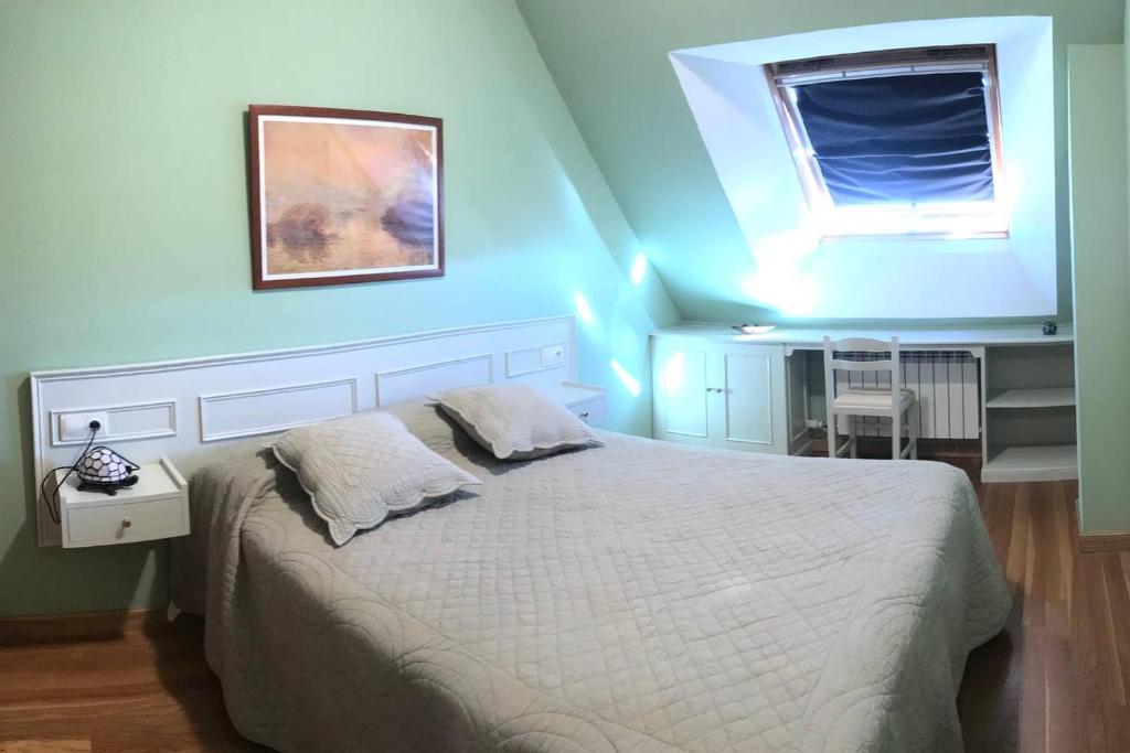 格罗韦ATICO PINTOR ERNESTO GODAY的一间卧室配有一张蓝色墙壁的床