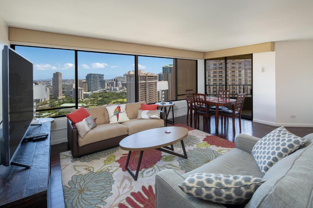 檀香山Waikiki vacation 2BR suite 88的客厅配有沙发和桌子
