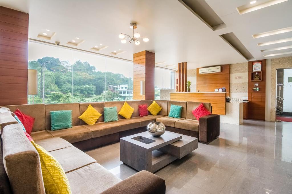 维沙卡帕特南Five Elements的客厅配有带色彩缤纷枕头的沙发