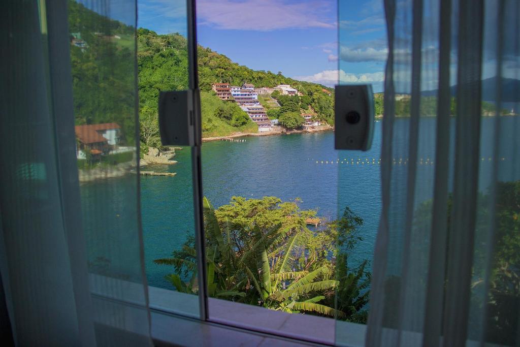 安格拉杜斯雷斯Pousada Casa da Praia Angra的从窗户可欣赏到河流美景