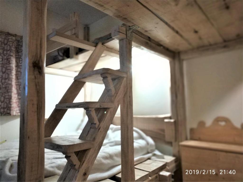 法尔西德IL COVO DELLO SCIATORE的配有双层床的客房内的木梯