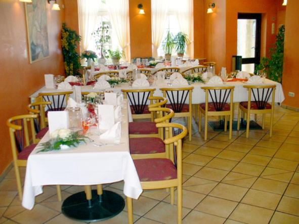WilsterGästehaus Oh-La-La的一间设有白色桌椅的用餐室