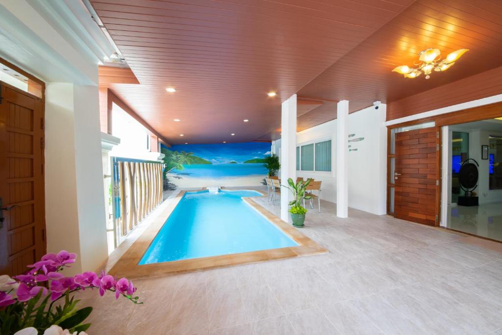 芭东海滩Rudi House的房屋中间的游泳池
