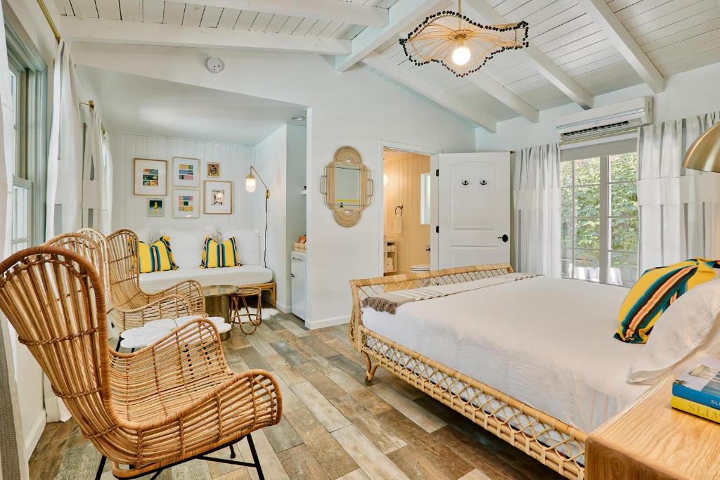 棕榈泉Dive Palm Springs的卧室配有一张床、一张桌子和椅子
