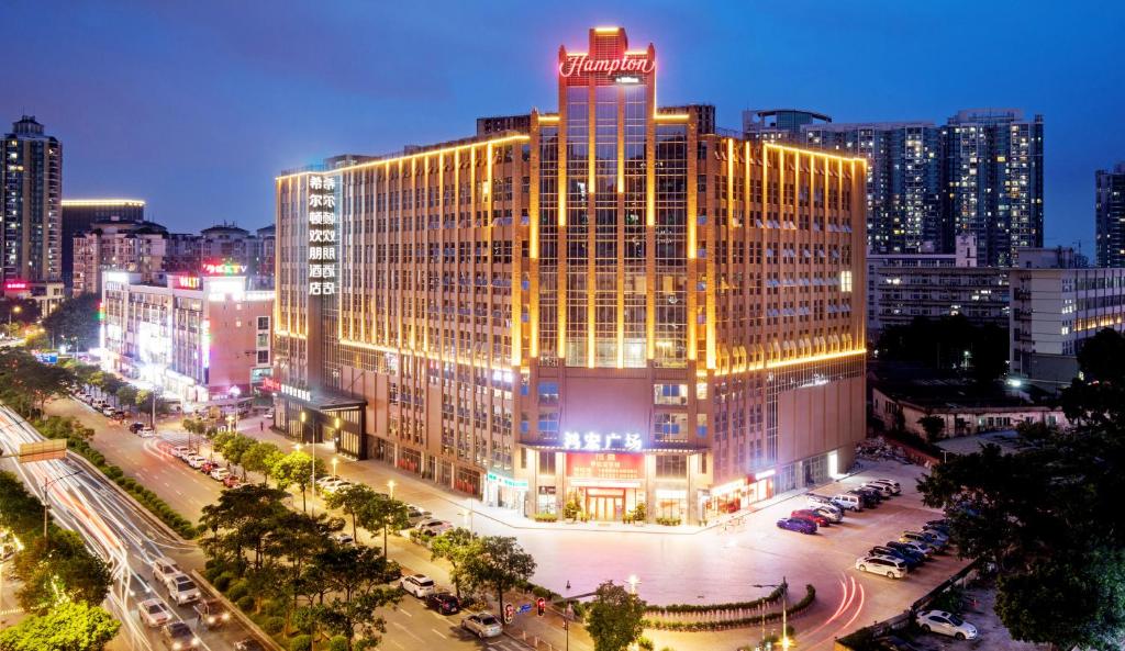 广州广州东晓南希尔顿欢朋酒店的城市的一座有灯光的建筑