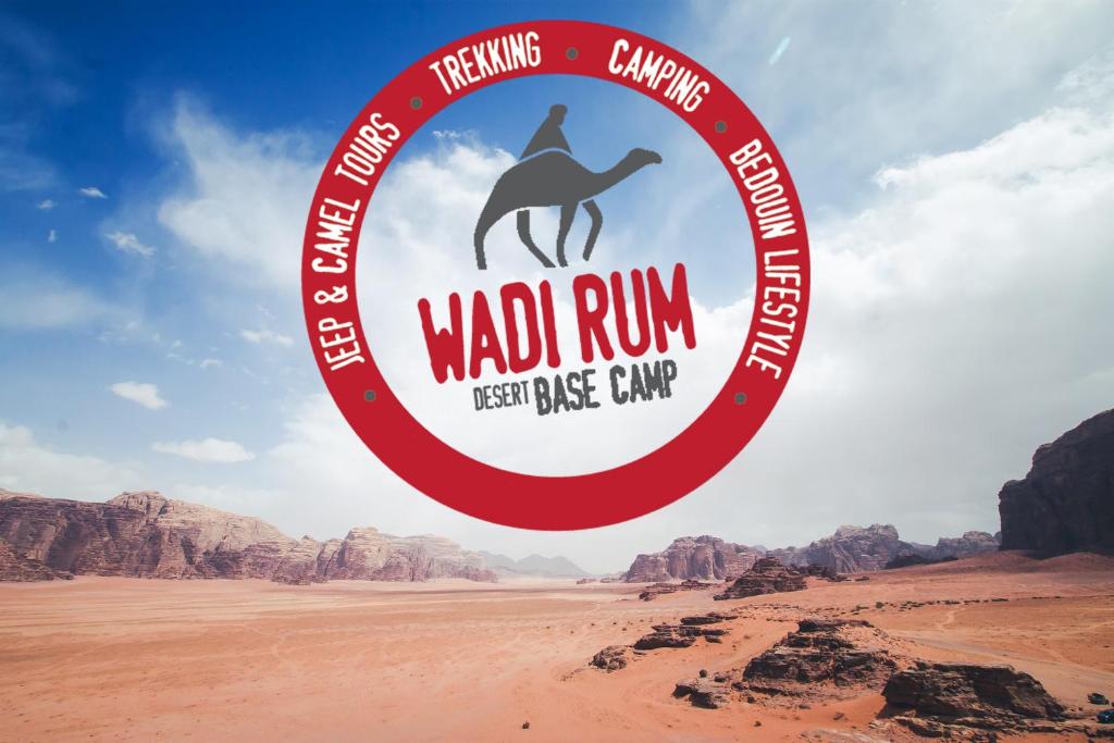 瓦迪拉姆Wadi Rum Desert Base Camp的沙漠中朗姆酒放牧者营地的标志