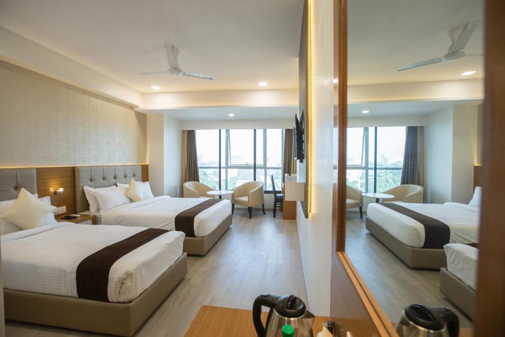 孟买Hotel Grace Galaxy的酒店客房带两张床和一个客厅