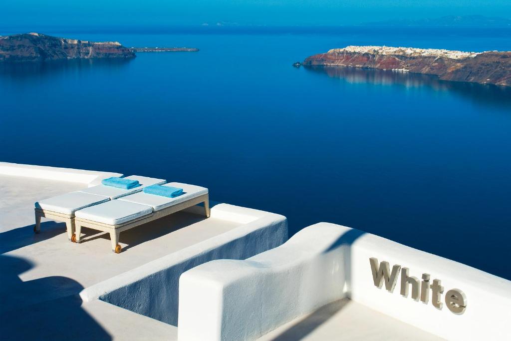 易莫洛林White Santorini的坐在水边的长凳