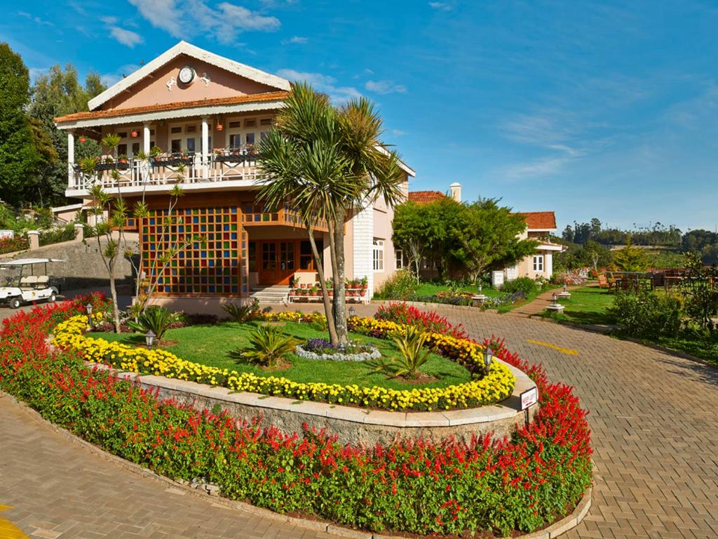 乌提乌蒂德比绿马辛德拉俱乐部酒店的前面有花园的房子