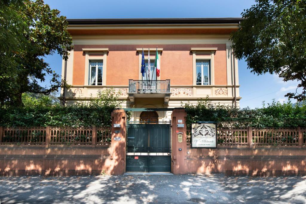 卡拉拉贝尔维多别墅精品酒店的前面有一扇大门的房子