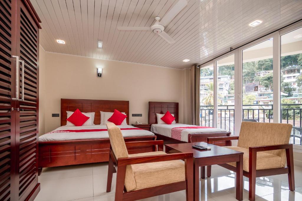 康提Janora Hills的一间卧室配有两张床和一张桌子及椅子