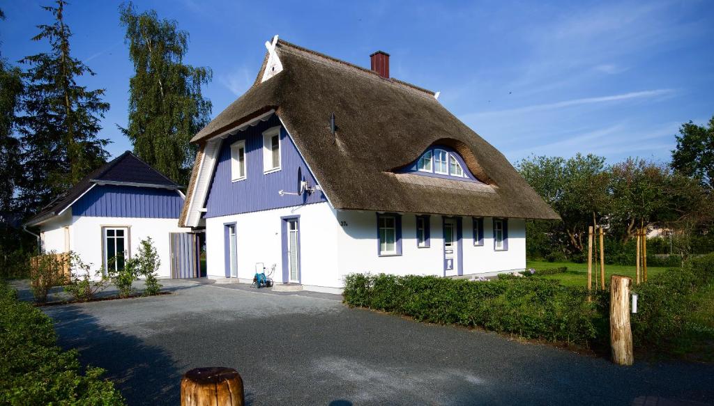 博恩Haus Meerblau的白色的茅草屋顶房屋