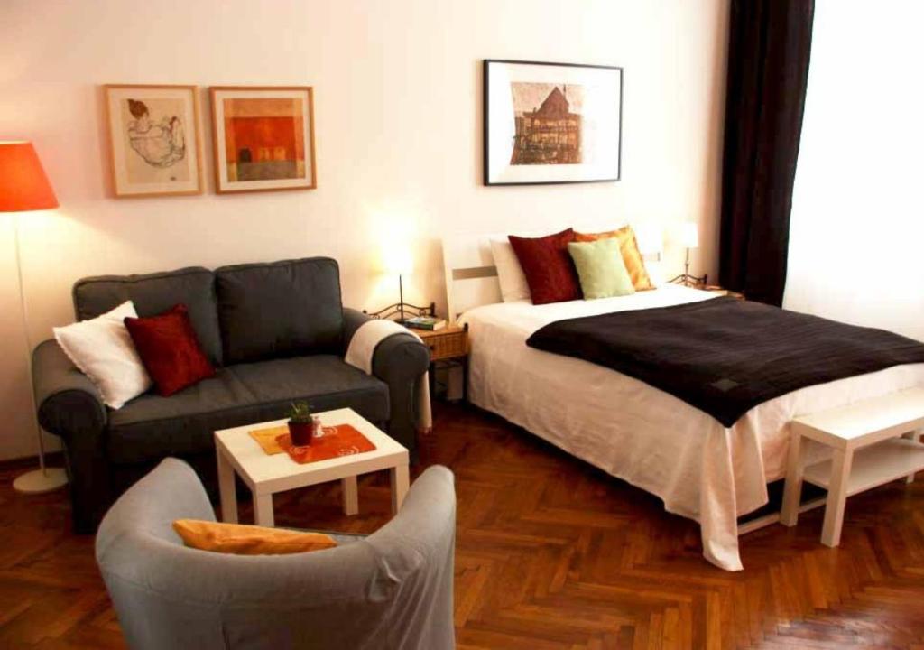 维也纳Cosy Appartement close to City的酒店客房,配有床和沙发