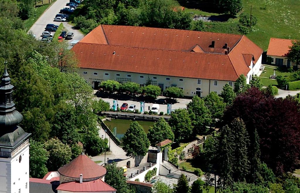 Kefermarkt葡萄园酿酒厂城堡 - 第一酿酒厂旅馆的享有带屋顶的大型建筑的空中景致