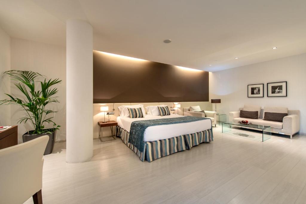 萨拉戈萨对角线广场酒店的酒店客房,配有床和沙发
