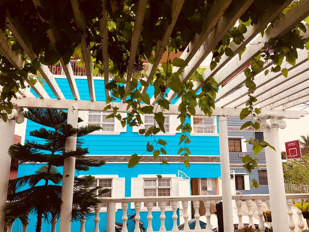 NaicLuzville Residences -C9的前面有树木的蓝色建筑