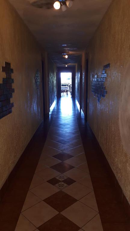 姆拉哥沃Czerwonki Apartament的大楼内铺着瓷砖地板的走廊