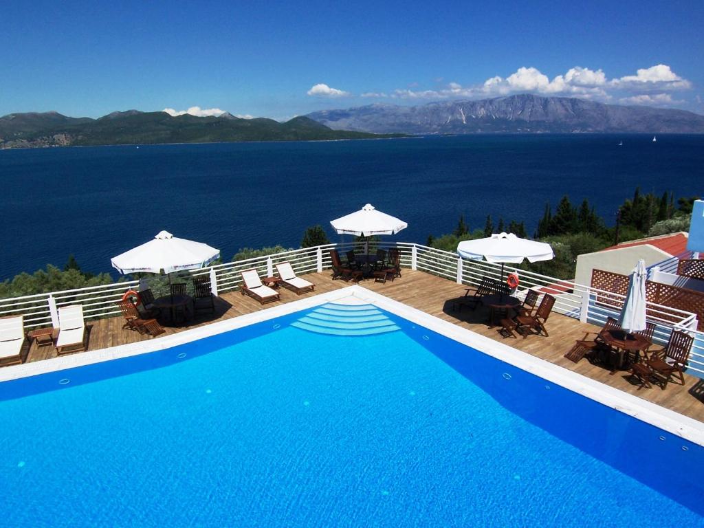 尼基亚娜亚德里亚缇卡酒店的享有水景的大型游泳池