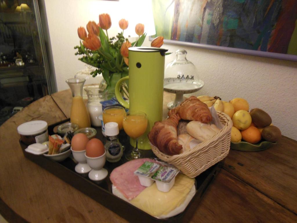 布鲁日ambrosius的桌上的早餐盘