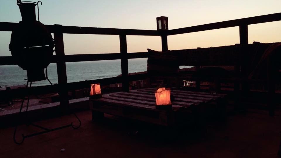 依索安Imsouane soul lodge的甲板上的长凳,背景是大海