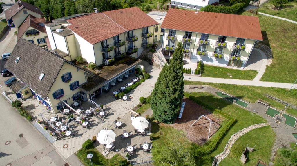 斯堪肯塞尔瓦尔德布里克酒店的享有带庭院的建筑的空中景致