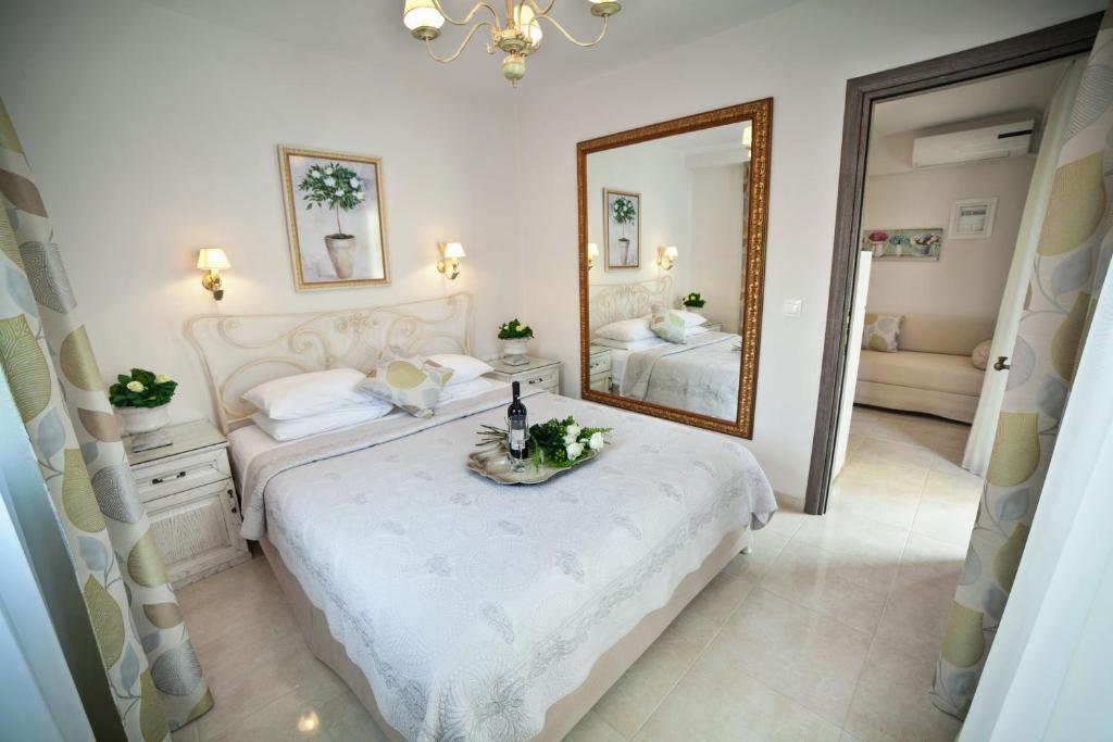 尼基季kassandrinos apartments apostolos的一间卧室设有两张床和大镜子