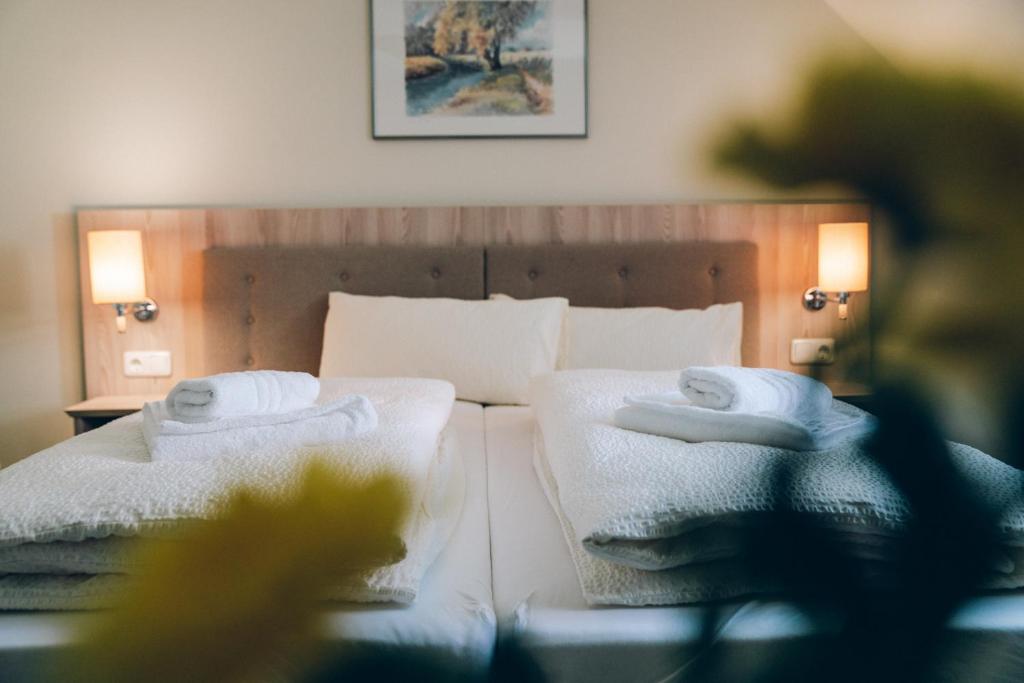 奎德林堡阿德尔海德加尼酒店的一间卧室配有带毛巾的床